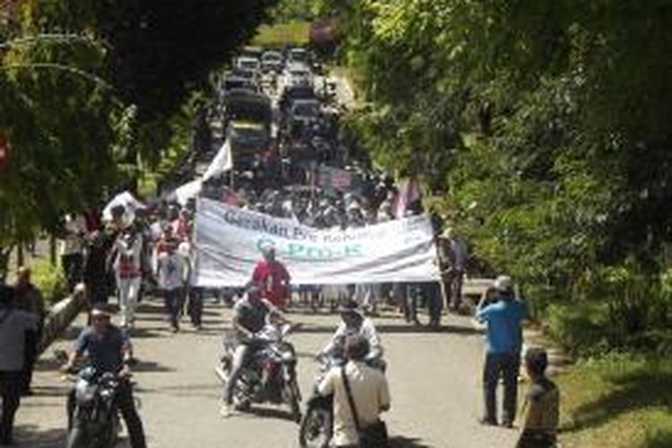 lebih dari 300 umat katolik sedekenat Belu Utara, Keuskupan Atambua melakukan aksi unjuk rasa menolak tambang mangan di kantor Bupati Belu, Nusa Tenggara Timur, Jumat (16/5/2014)
