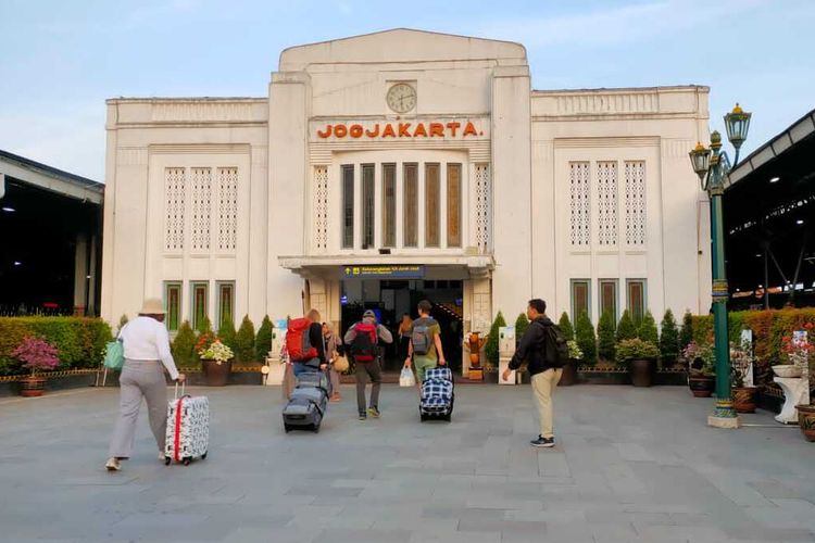 Suasana stasiun Yogyakarta. Stasiun Yogyakarta adalah salah satu dari sejumlah stasiun pemberhentian KRL Yogyakarta.