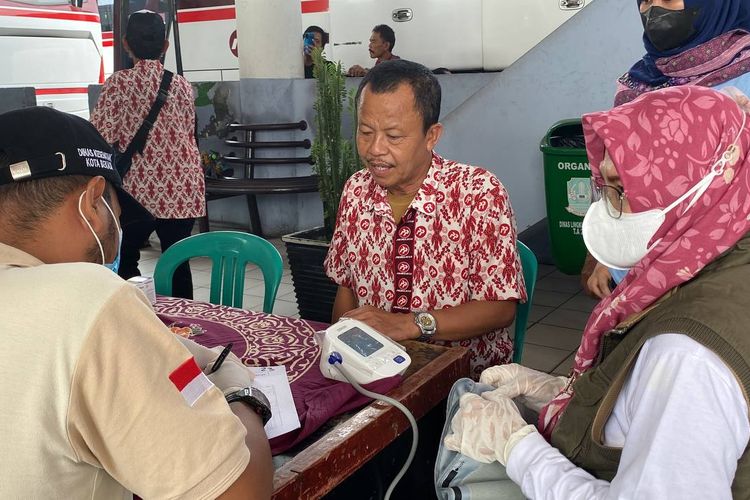 Sebanyak 100 sopir bus di Terminal Induk Bekasi menjalani tes kesehatan menjelang mudik Lebaran yang dilakukan Dinas Kesehatan (Dinkes) Kota Bekasi di Terminal Bekasi, Rabu (3/4/2024).