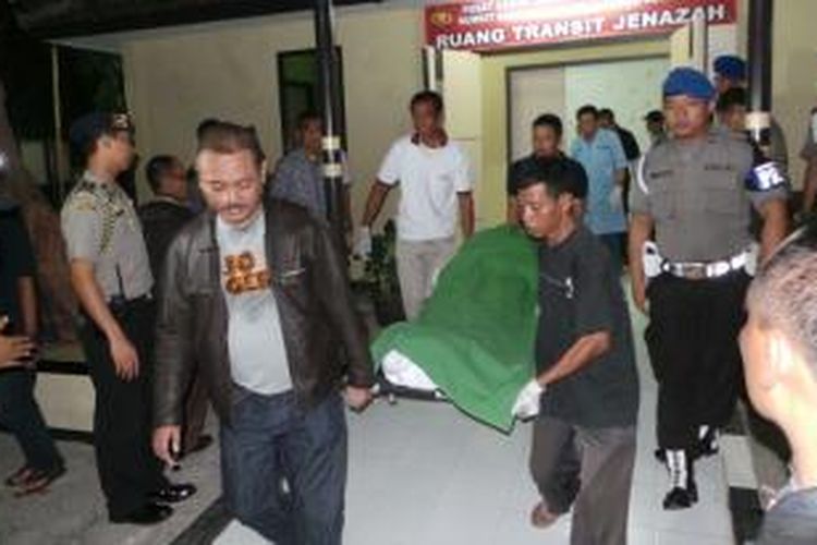Satu dari dua jenazah polisi yang ditembak di Pondok Aren, Jumat (16/8/2013), selesai diperiksa dan dibawa ke ruang jenazah Rumah Sakit Polri Bhayangkara, Kramat Jati, Jakarta Timur, Sabtu (17/8/2013) dini hari WIB.