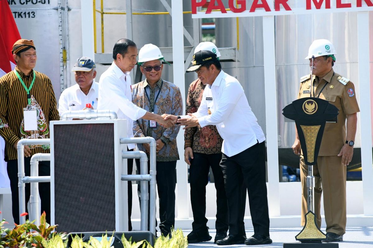 Penjabat (Pj) Gubernur Sumatera Utara (Sumut) Hassanudin saat mendampingi Presiden Republik Indonesia (RI) Joko Widodo (Jokowi) peresmian pabrik minyak makan merah di Pagar Merbau, Deliserdang, Kamis (14/3/2024).
