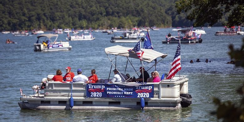 Participating in the Parade to Support Trump, These Boats Sink All