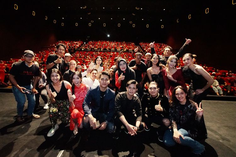 Para pemain dan kru film Iblis dalam Darah berfoto bersama dalam acara gala premiere sebelum filmnya tayang pada 16 Maret 2023.