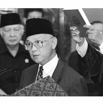 BJ Habibie, Kamis (21/5/1998) mengucapkan sumpah sebagai Presiden RI yang baru di Jakarta, disaksikan presiden sebelumnya, Soeharto