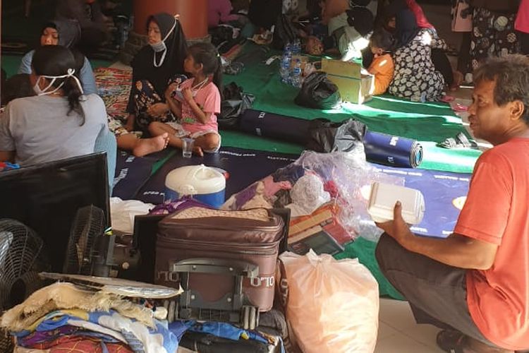 Korban kebakaran tinggal sementara di gedung Vicky Sianipar Center, Selasa (7/7/2020).  