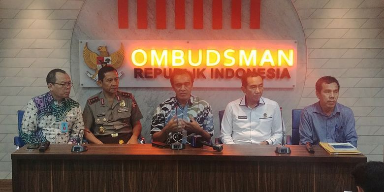 Komisioner Ombudsman Laode Ida (tengah) dalam jumpa pers mengenai temuan Ombudsman soal Tenaga Kerja Asing, di Kantor Ombudsman, Jakarta, Kamis (26/4/2018).