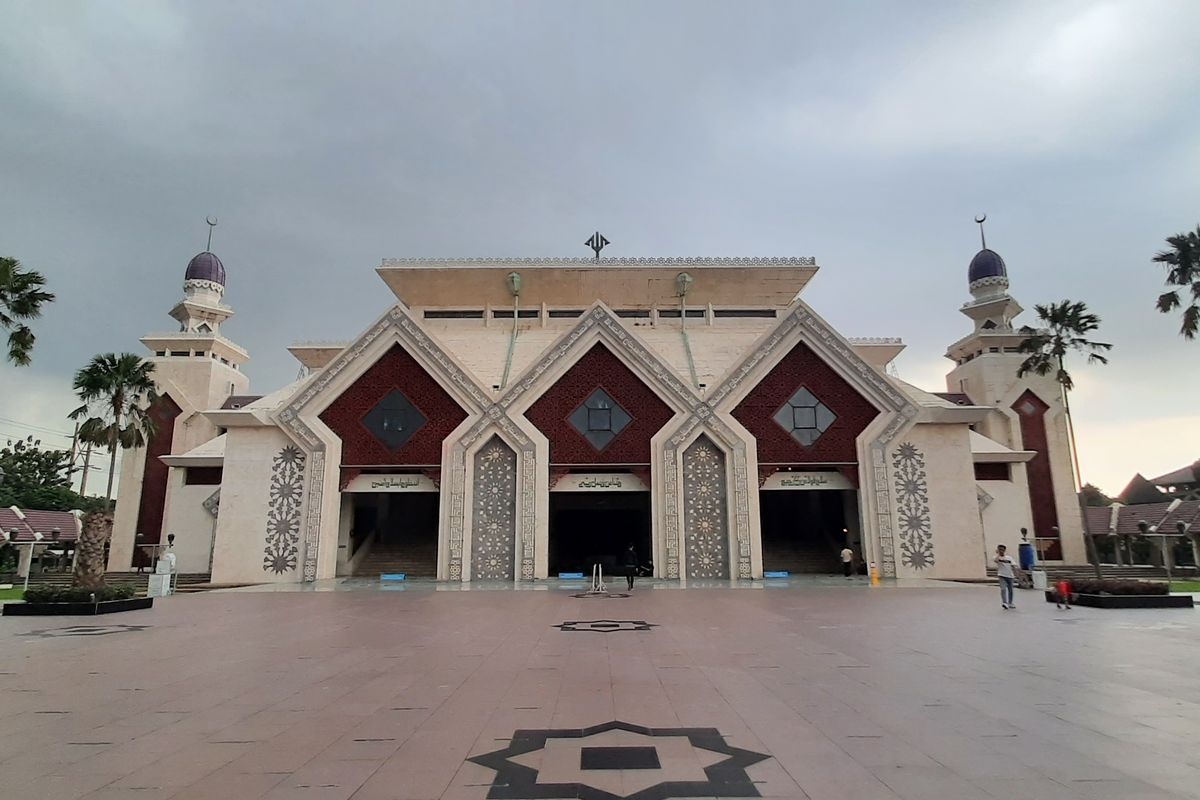 Masjid At-tin Taman Mini Indonesia Indah (TMII) di Pinang Ranti, Makasar, Jakarta Timur. Foto diambil pada Selasa (13/4/2021). 