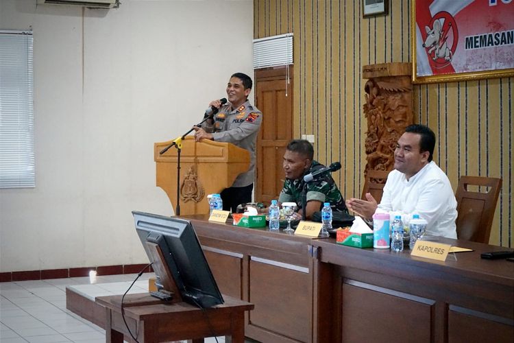 Bupati Blora Arief Rohman dalam Forum Group Discussion (FGD) tentang bahaya memasang jebakan tikus dengan aliran listrik di areal persawahan, Markas Kepolisian Resor (Mapolres) Blora, Jumat.
