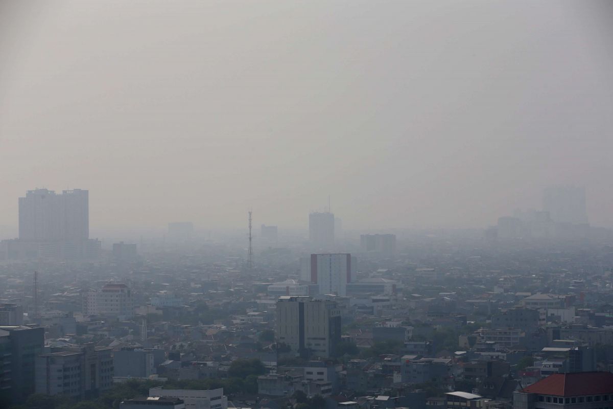 Polusi udara terlihat di langit Jakarta, Senin (3/9/2018). Menurut pantauan kualitas udara yang dilakukan Greenpeace, selama Januari hingga Juni 2017, kualitas udara di Jabodetabek terindikasi memasuki level tidak sehat (unhealthy) bagi manusia.