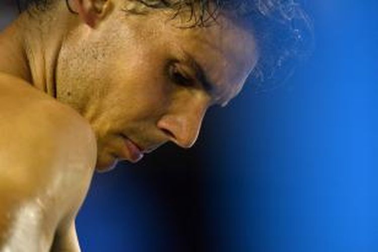 Petenis Spanyol, Rafael Nadal berganti kaus saat melawan petenis Swiss, Roger Federer pada laga final Australian Open di Rod Laver Arena, Melbourne Park, Jumat (24/01/2014).