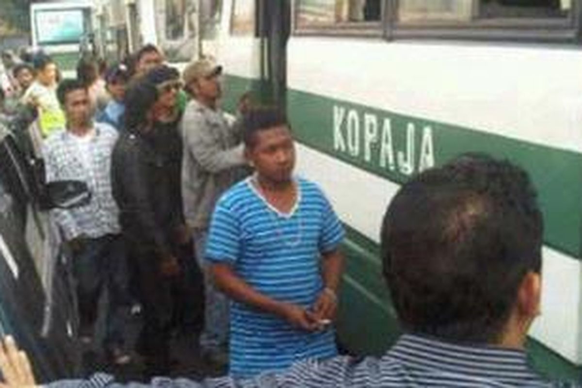 Kelompok Rai Kei yang terlibat bentrokan dengan kelompok Herkules di lahan kosong, samping Taman Palem Lestari, Cengkareng, Jakarta Barat, Rabu (29/8/2012) siang.