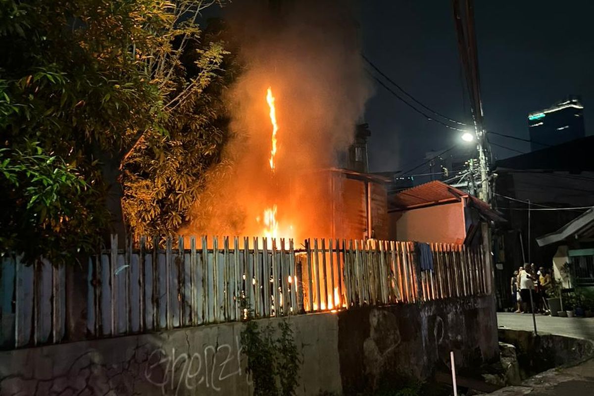 Penampakan kebakaran di Jalan  Anggrek IV, Setiabudi, Jakarta Selatan, terbakar, Kamis (25/4/2024).