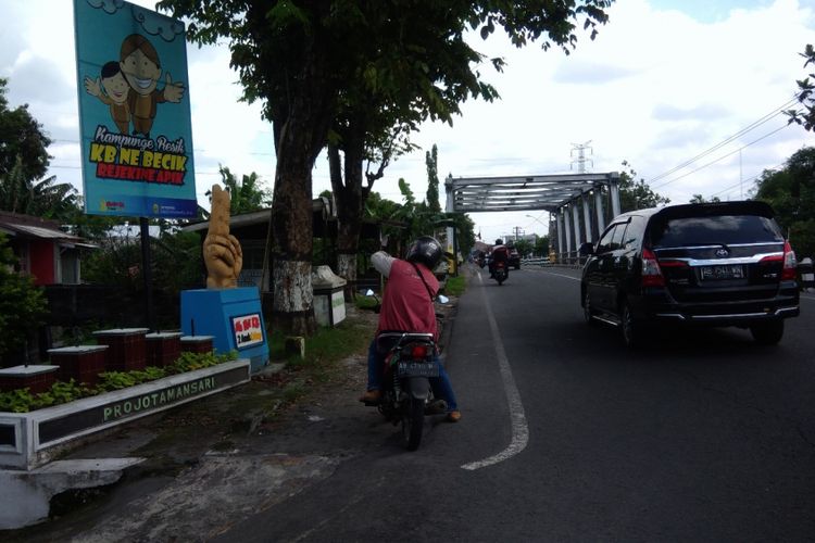 Sebuah prasasti Keluarga Berencana (KB) dengan lambang dua jari menjadi pembicaraan warga internet terletak di Jalan Raya Bantul, Km 5, Dusun Glondong, Desa Tirtonirmolo, Kecamatan Kasihan, Kabupaten Bantul, Yogyakarta