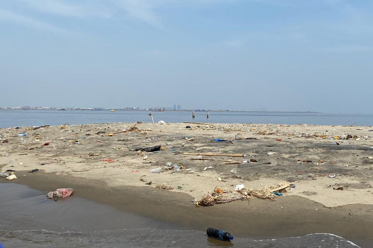 Kondisi Pulau G di Teluk Jakarta yang ditetapkan menjadi kawasan permukiman oleh Gubernur DKI Jakarta, Anies Baswedan masih tampak kosong tanpa hunian apa pun per Senin (26/9/2022). 