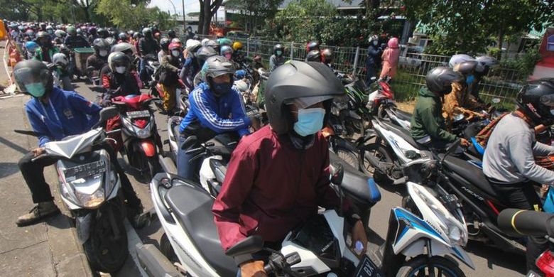 Antrean pengendara motor terjadi di akses keluar Jembatan Suramadu, Minggu (06/06) akibat penyekatan dan tes antigen acak di lokasi itu.