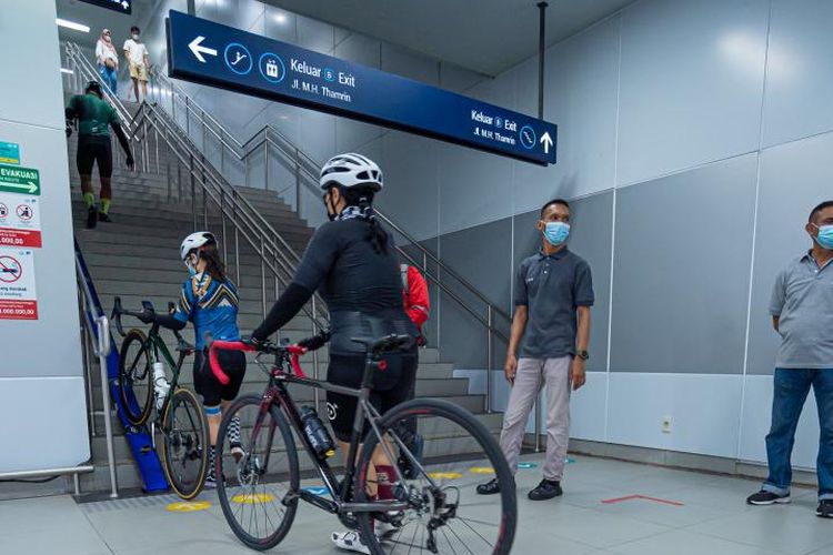 Stasiun Istora Mandiri kini menyediakan akses sepeda nonlipat bagi calon penumpang.