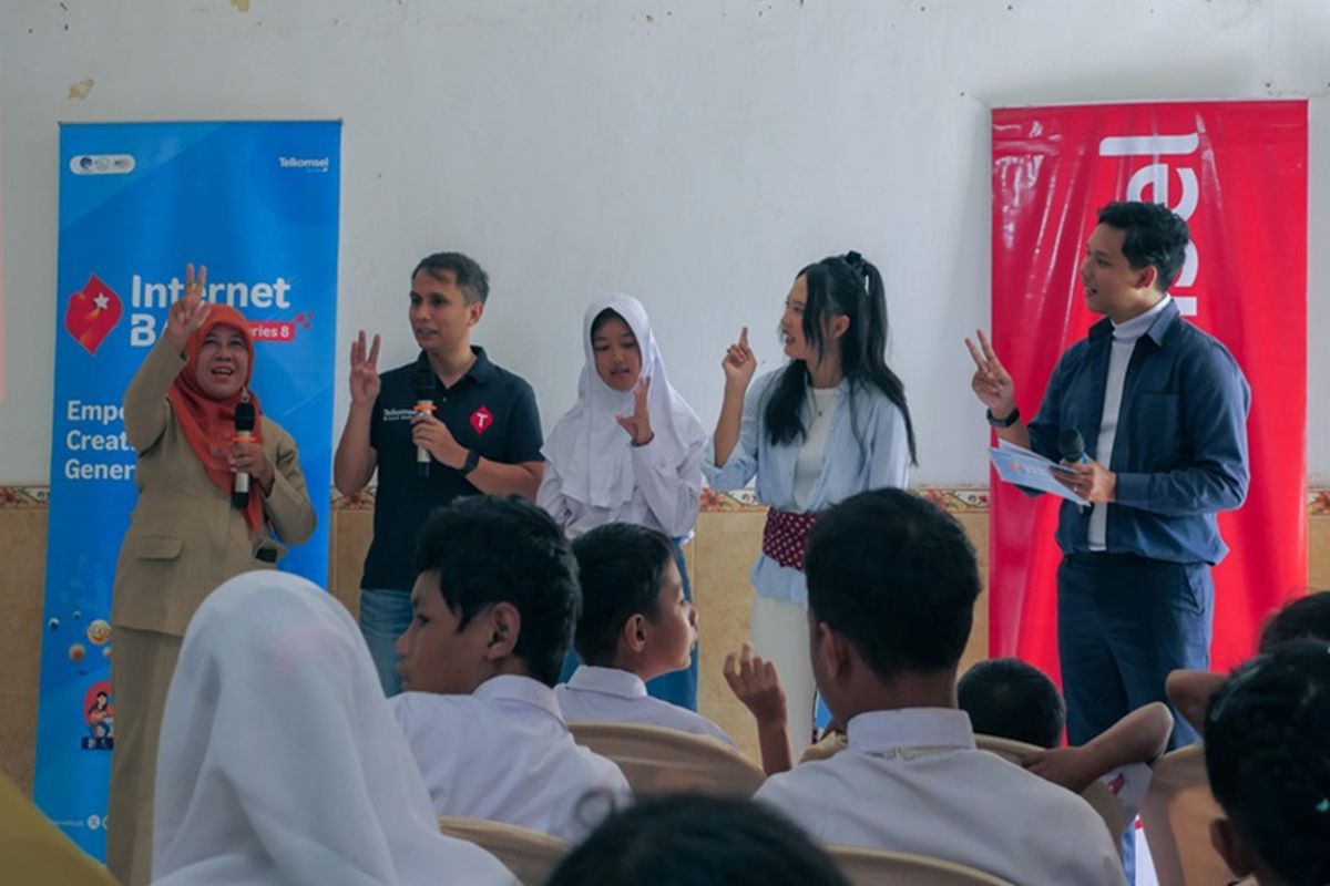 Telkomsel telah menggelar roadshow literasi digital yang telah menjangkau lebih dari 1.000 peserta termasuk para guru, orang tua, komunitas, pelajar, serta siswa dan siswi penyandang disabilitas dari SLB setingkat SMA dari 40 sekolah di empat kota, yakni Medan, Tasikmalaya, Banjarbaru, dan Kediri. Tujuan utama program ini adalah meningkatkan pengetahuan dan keterampilan para peserta dalam menggunakan teknologi digital secara Bertanggung jawab, Aman, Inspiratif, dan Kreatif (BAIK). Program pelatihan yang dihadirkan antara lain berupa seminar, workshop dan bootcamp.
