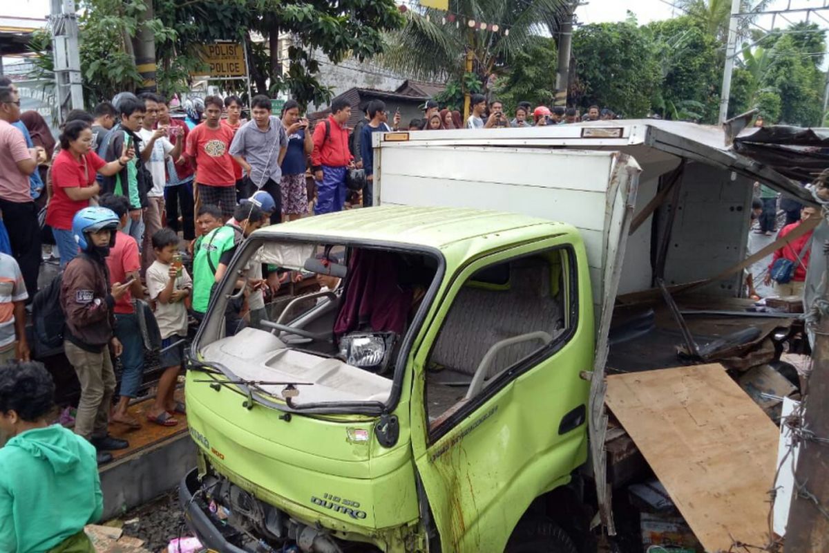Sebuah mobil boks bernopol B-9434-UXT tertabrak rangkaian kereta peti kemas saat hendak melintasi perlintasan rel kereta api menuju Stasiun Keramat Sentiong, Johar Baru, Jakarta Pusat, Rabu (25/4/2018). 