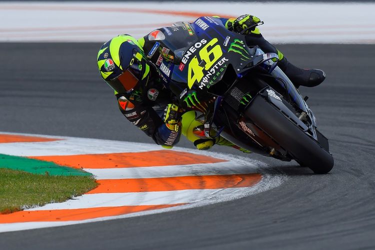 Rossi saat berlaga di MotoGP Valencia 2019. (Photo by JOSE JORDAN / AFP)