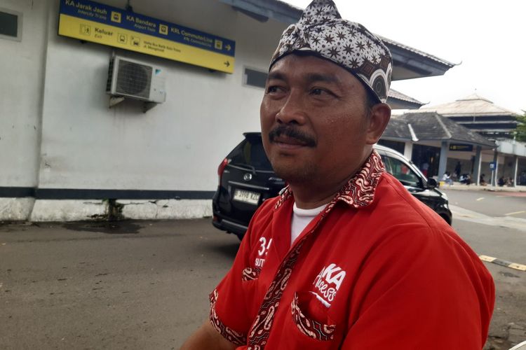 Sutiyo, porter di Stasiun Solo Balapan, Solo, Jawa Tengah, Sabtu (13/4/2024).