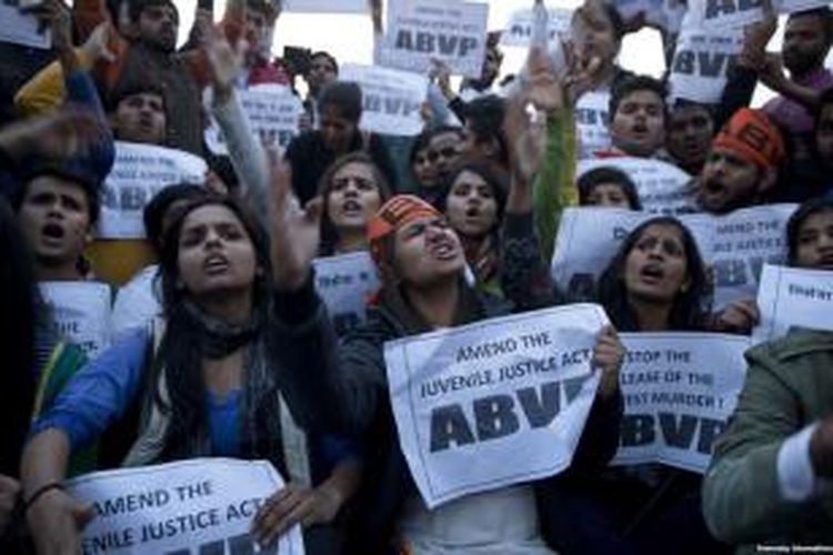 Anggota organisasi siswa India ABVP memprotes pembebasan pemerkosa termuda dalam kasus pemerkosaan massal pada Desember 2012 di New Delhi, India.