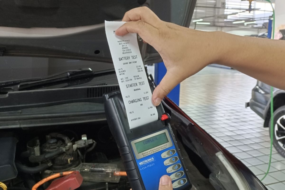 Perawatan aki mobil dengan cek daya isi baterai. Aki sehat, minimal memiliki tegangan 12 Volt.