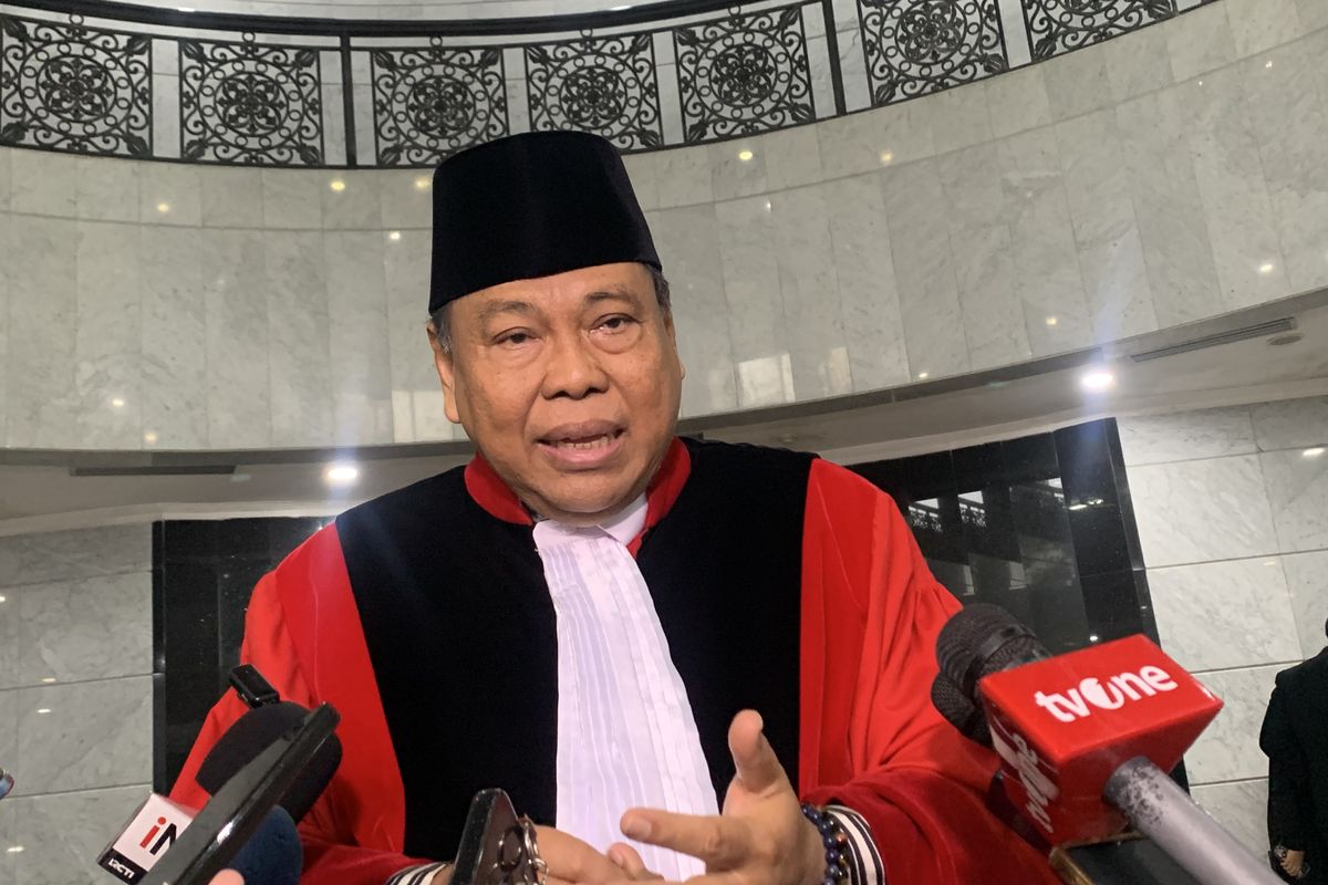 Arief Hidayat Ingatkan Adies Kadir Perbedaan Tugas di DPR dengan MK