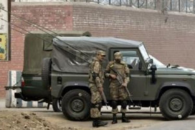 Tentara Pakistan menjaga di luar penjara Faisalabad tempat hukuman gantung dilaksanakan. 