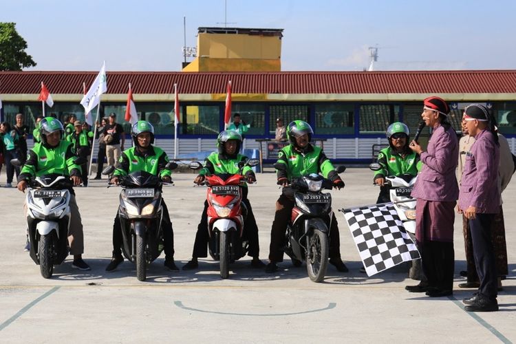 Koordinator Terminal Tipe A Tirtanadi Solo, Joko Sutriyanto meluncurkan layanan ojek online pangkalan di Terminal Tipe A Tirtanadi Solo, Jawa Tengah, Senin (28/10/2019).