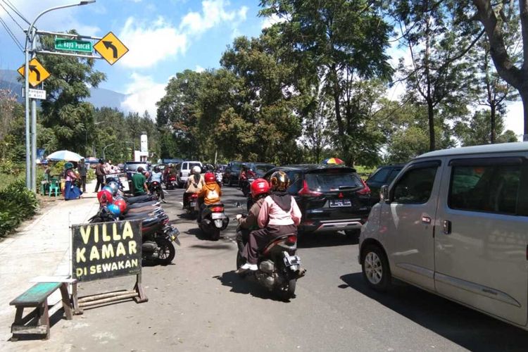 Sejumlah kendaraan mengular di Jalur Puncak Bogor dari arah Gunung Mas sampai Masjid Atta'Awun, Bogor, Minggu (14/6/2020).