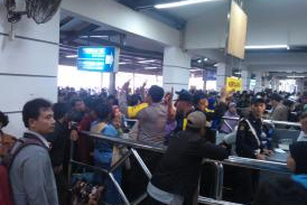 Calon penumpang yang hendak mudik menggunakan layanan kereta api menumpuk di Stasiun Pasar Senen, Jakarta Pusat, Rabu (23/7/2014) akibat ada keterlambatan jadwal.