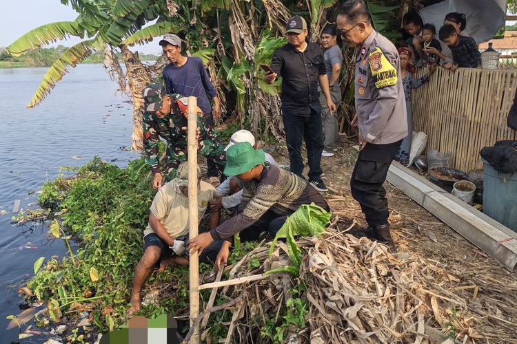 Jasad Bayi Laki-laki Ditemukan Mengambang Terbungkus Karung di Kali Babelan Bekasi