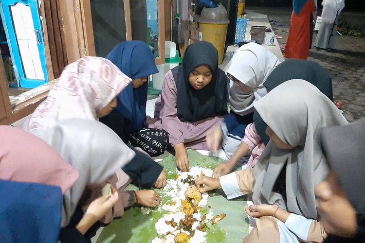 Suasana mayoran santriwan dan santriwati Darun Najah, sebuah tradisi makan bersama beralaskan daun pisang, Jumat (8/4/2022).