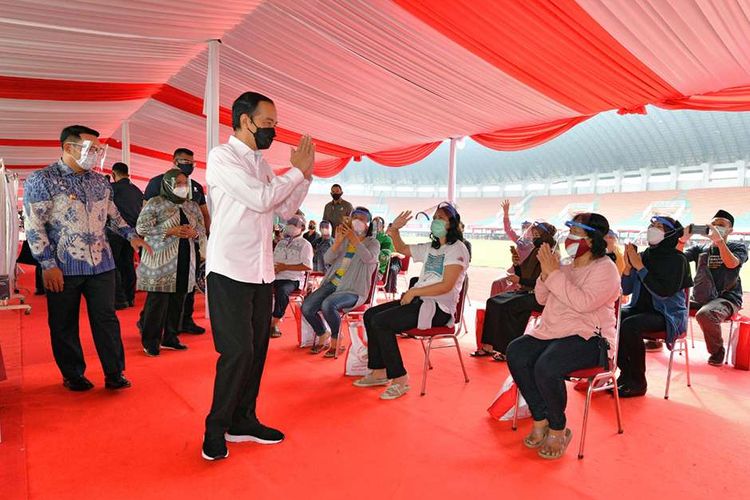 Presiden Joko Widodo meninjau pelaksanaan vaksinasi Covid-19 massal di Stadion Pakansari, Kabupaten Bogor, Jawa Barat, Kamis (17/6/2021). Vaksinasi yang digelar pada Kamis ini menyasar 10.000 peserta yang terdiri dari pelayan publik, tenaga pendidik, lansia, dan kelompok rentan.