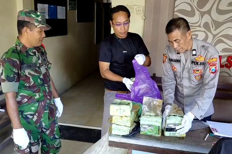 Polsek dan Koramil Masalembu saat menghitung sabu yang dikembalikan oleh warga dan nelayan setempat. 