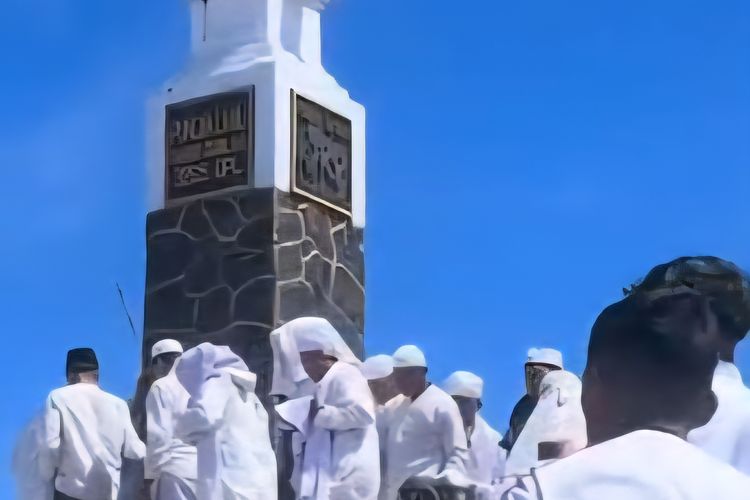 Sekelompok orang berbaju putih saat melakukan tawaf mengelilingi Tugu Triangulasi di Hargo Dumilah Gunung Lawu. 