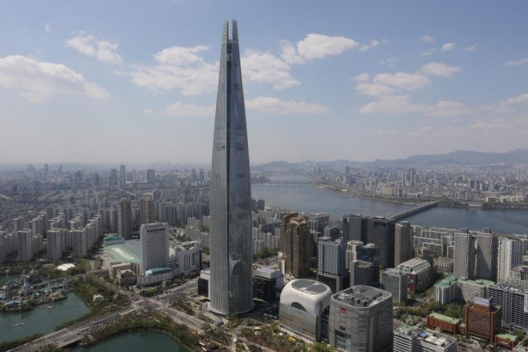 Lotte World Tower di Seoul, Korea Selatan.