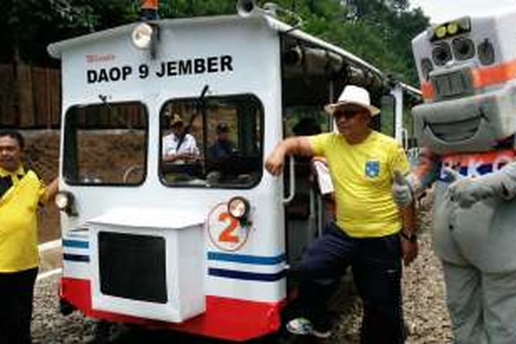 Lori wisata yang diluncurkan oleh PT Kereta Api Indonesia melewati terowongan Mrawan di perbatasan Jember - Banyuwangi, Minggu (20/3/2016).