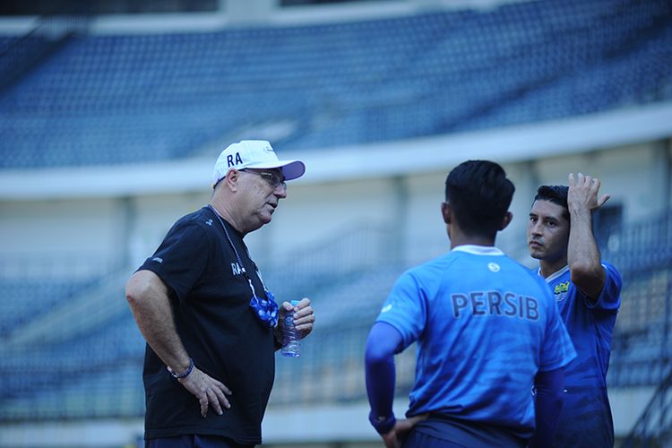 Pelatih Persib Bandung, Robert Rene Alberts, berbincang bersama dua pemainnya (Febri Hariyadi dan Esteban Vizcarra), dalam uji tanding menghadapi Porda Kota Bandung, di Stadion GBLA, Sabtu (5/6/2021). 