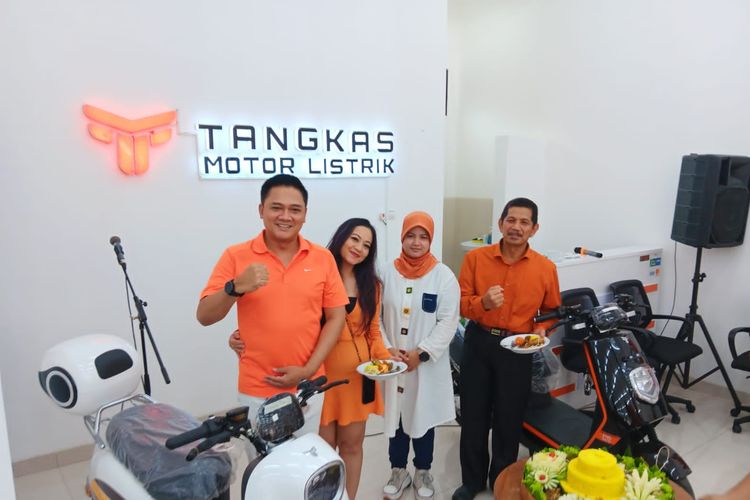 Tangkas motor listrik resmikan diler baru di Yogyakarta, Sabtu (18/11/2023).