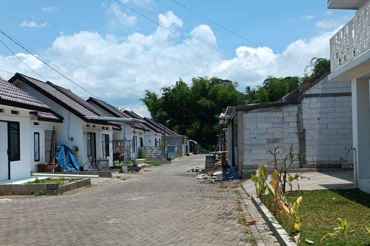 Komplek perumahan kediaman salah satu petugas keamanan Lembaga Pemasyarakatan (Lapas) Kelas 1 Malang, Abdul Aziz di Desa Sumberkradenan, Kecamatan Pakis, Kabupaten Malang, yang dilempari bondet oleh orang tidak dikenal, Senin (24/10/2022) lalu.