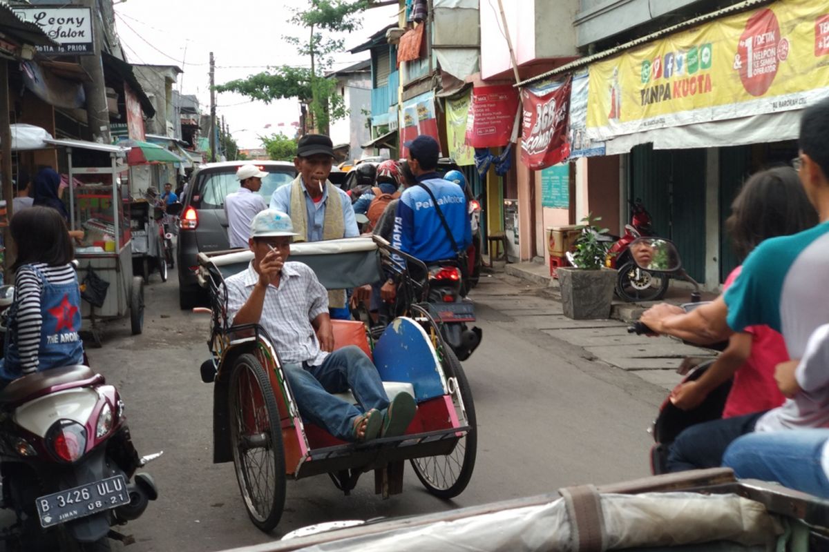 Penarik becak di kawasan Kampung Bahari Jakarta Utara, Selasa (16/1/2018). Perhatian terhadap penarik becak kembali diberikan oleh Gubernur Anies Baswedan. Ia berharap becak tetap beroperasi di rute khusus di Jakarta