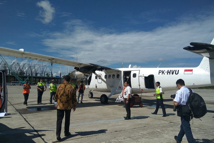 Menteri Perhubungan Budi Karya Sumadi bersiap menaiki pesawat milik salah satu operator penerbangan perintis di Bandara Timika Papua, Rabu (20/12/2017).