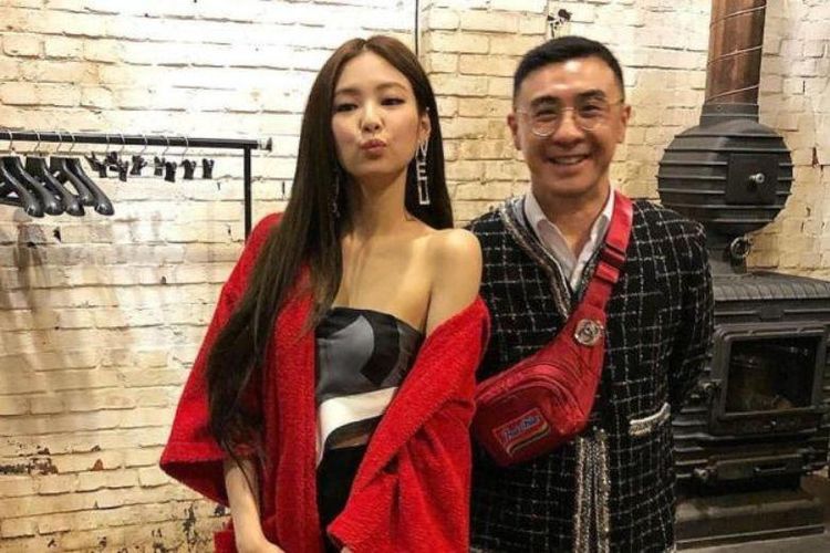 Direktur Utama PT Indofood Sukses Makmur Tbk Axton Salim bersama JENNIE BLACKPINK.