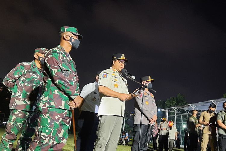 Gubernur DKI Jakarta Anies Baswedan saat menggelar apel di Lapangan Blok S, Kebayoran Baru, Jakarta Selatan, Minggu (13/6/2021). Anies turut didampingi Kapolda Metro Jaya Irjen Fadil Imran dan Pangdam Jaya Mayjen TNI Mulyo Aji.