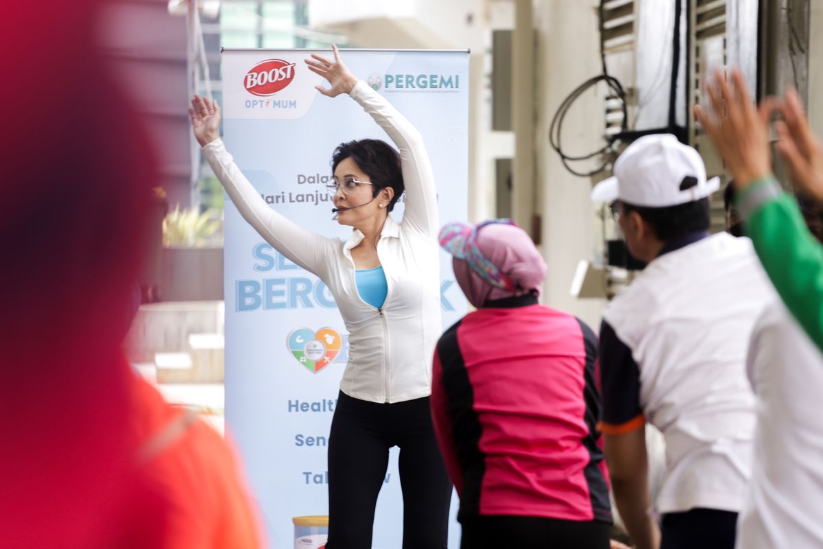 Minati Atmanegara jadi instruktur senam di acara Nestle Health Science: Gerakan Senam Sehat Lansia
bersama PERGEMI? di Taman Ismail Marzuki, Jakarta, Senin (29/5/2023). 
