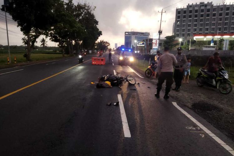 Satu pengendara motor tewas di Jalan Wates – Purworejo, Pedukuhan Weton, Kalurahan Kebonrejo, Kapanewon Temon, Kabupaten Kulon Progo, Daerah Istimewa Yogyakarta. Pemotor ini diduga korban tabrak lari.