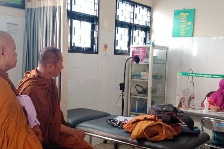 Seorang biksu yang melakukan ritual thudong atau berjalan kaki mendapatkan perawatan medis di Puskesmas Jambu, Kabupaten Semarang, Jawa Tengah, Selasa (30/5/2023). Biksu itu sempat terpisah dari rombongan karena mengeluh sakit.