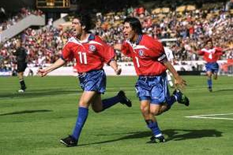 Marcelo Salas (kiri) melakukan selebrasi bersama tandemnya di lini depan timnas Cile, Ivan Zamorano, usai mencetak gol dalam laga Piala Dunia 1998 melawan Italia di Stadion Parc Lescure, Bordeaux, 11 Juni 1998.