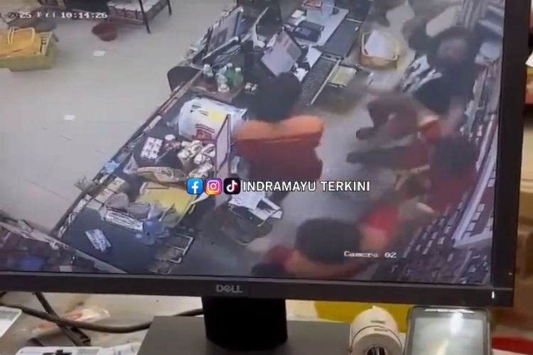 Tangkapan layar saat pria bersajam masuk dan melakukan penyerangan terhadap karyawan minimarket di Desa Karangasem, Kecamatan Terisi, Kabupaten Indramayu, Jawa Barat dari video yang beredar di media sosial yang terjadi terjadi pada Jumat (31/10/2025) malam.